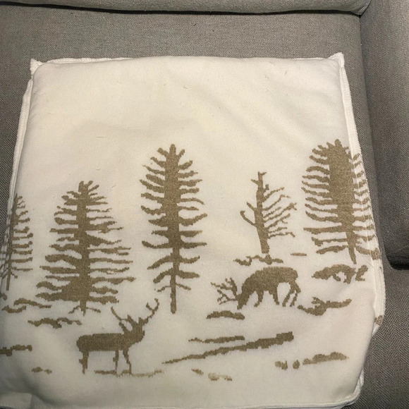 NWOT Aviva Stanoff winter pillow. Faux fur in ivory with gold design. 20x20 - Picture 10 of 11